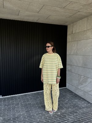 Broek Reva. Life is butter with you – in deze botergele kanten broek. De luchtige stof en flatterende fit maken 'm perfec...