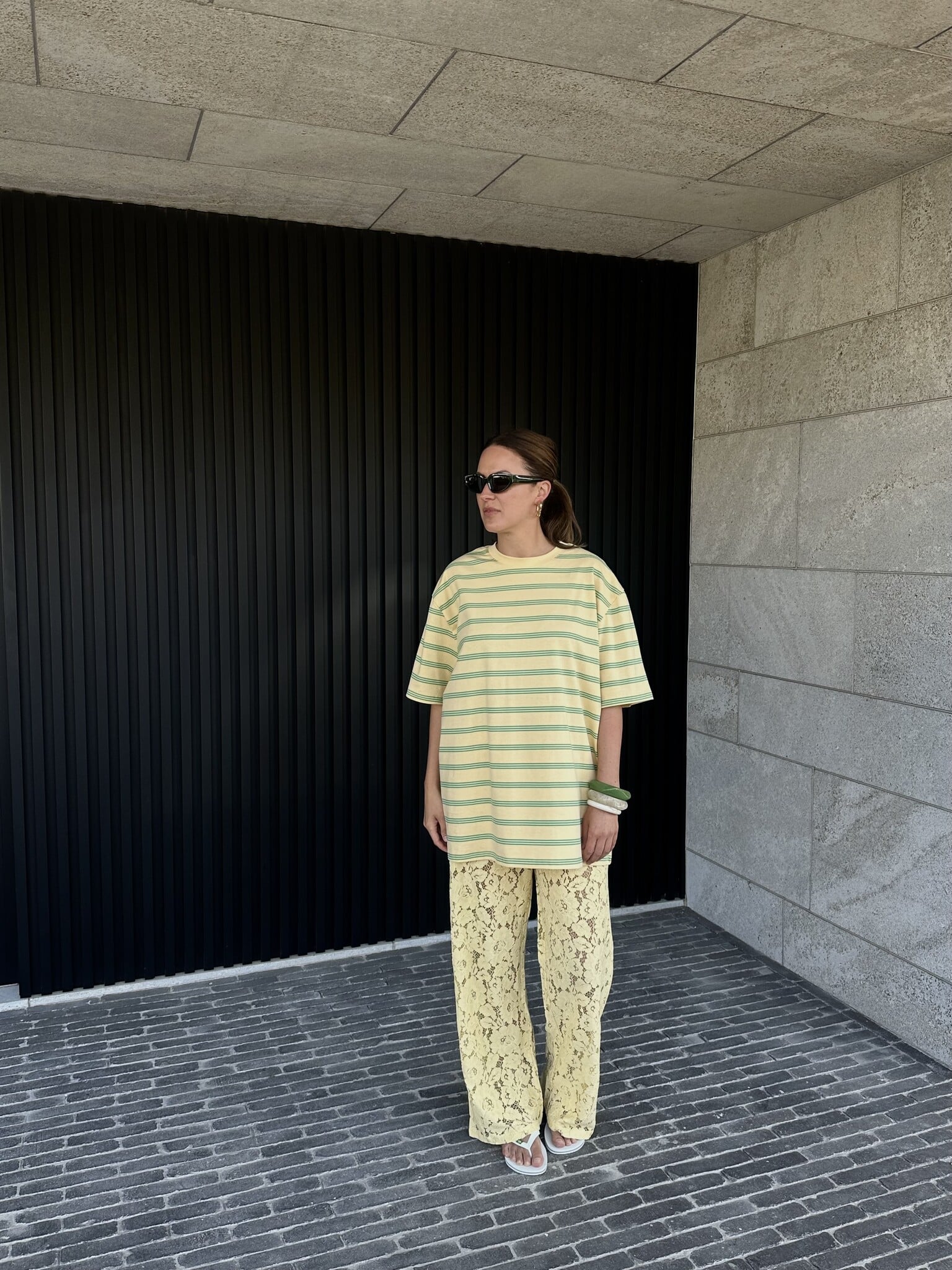 Les Soeurs Kanten broek Reva 7. Life is butter with you – in deze botergele kanten broek. De luchtige stof en flatterende...