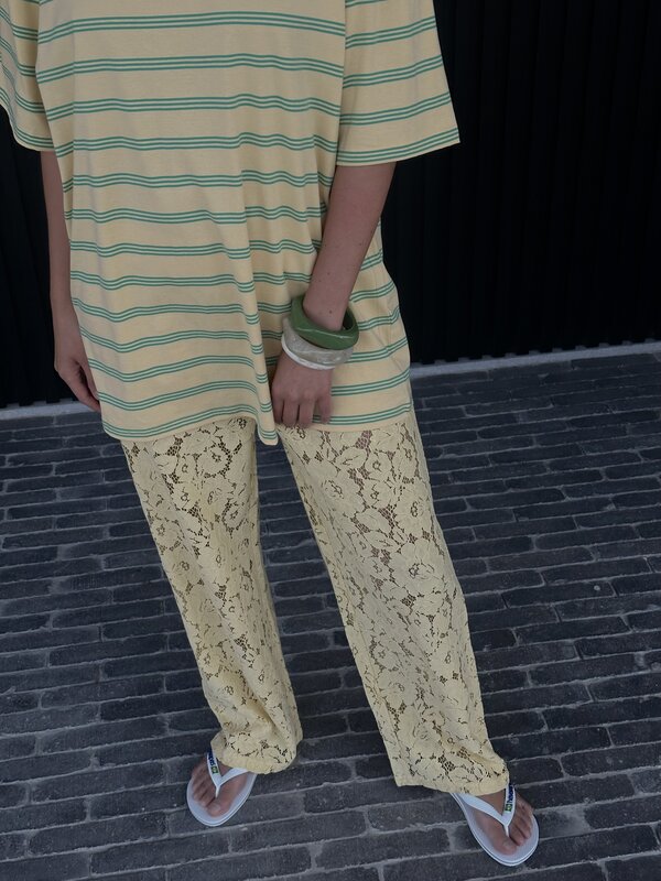 Les Soeurs Kanten broek Reva 8. Life is butter with you – in deze botergele kanten broek. De luchtige stof en flatterende...