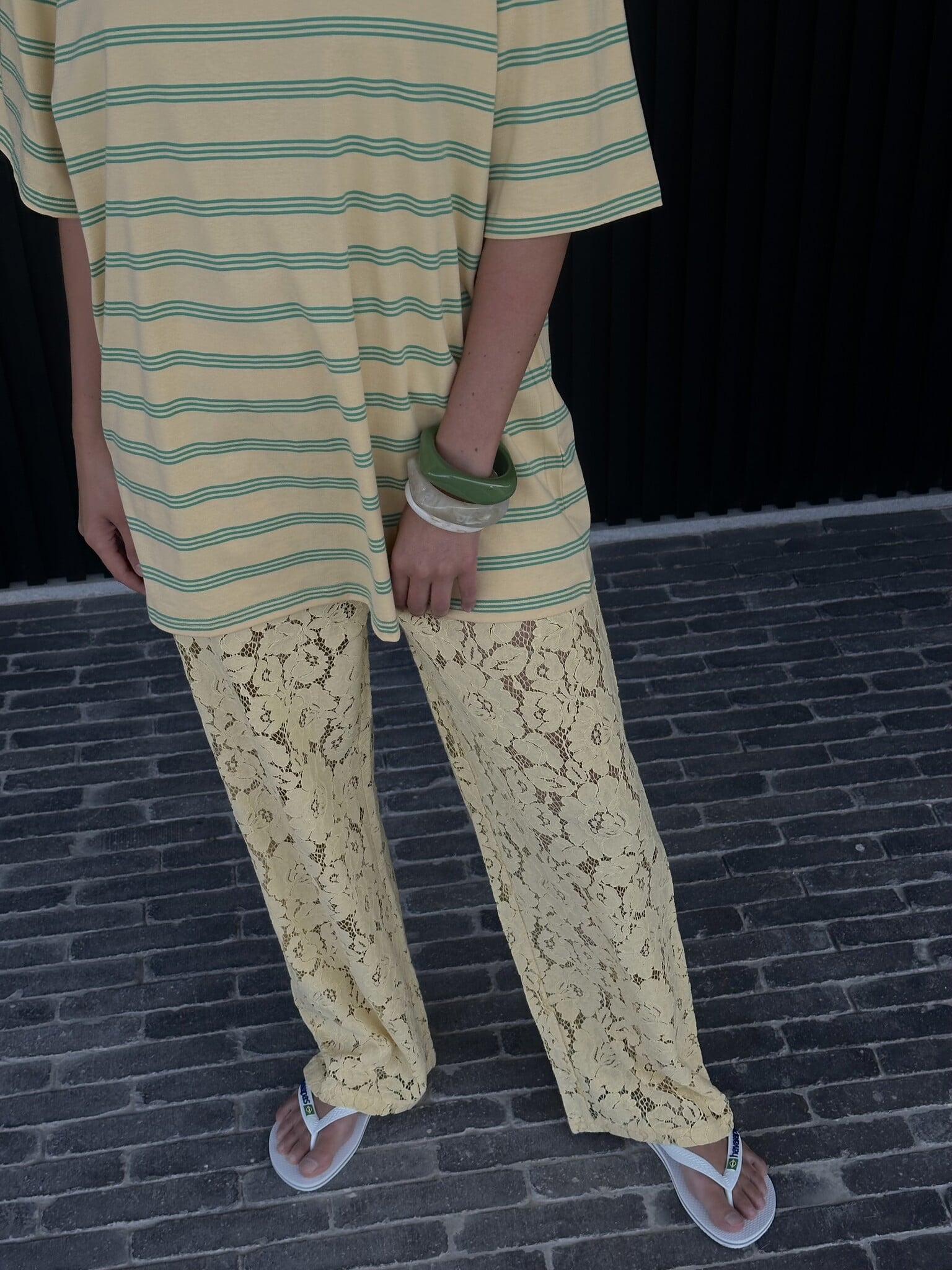 Les Soeurs Kanten broek Reva 8. Life is butter with you – in deze botergele kanten broek. De luchtige stof en flatterende...