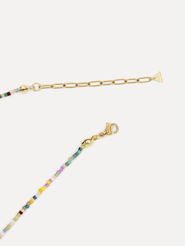Les Soeurs Kralenketting Tony 3. A pop of pastel – Deze fijne kralenketting in zachte tinten geeft elke outfit een speels...