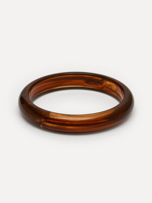 Resin bangle armband. Deep brown beauty - Deze verfijnde armband straalt tijdloze elegantie uit. Het smalle design geeft ...