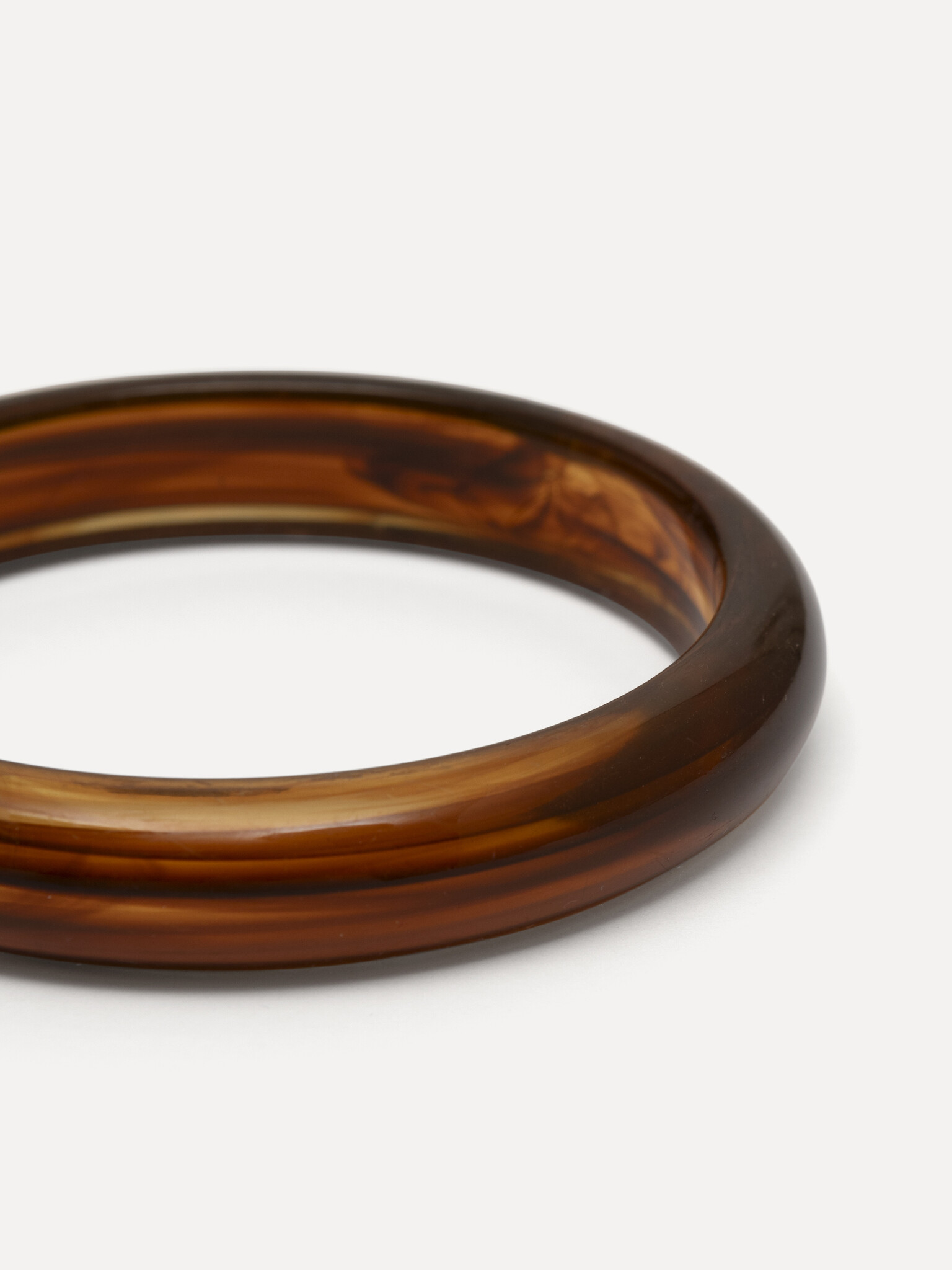 Les Soeurs bracelet en résine 2. Deep brown beauty  - This refined bracelet in deep brown resin adds a sleek, timeless ac...