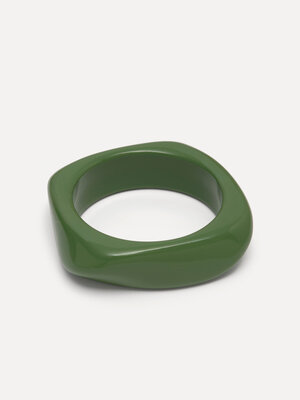 Resin bangle armband. Fresh boldness - Deze groene resin armband in hoekige vorm straalt karakter uit. De diepe groentint...