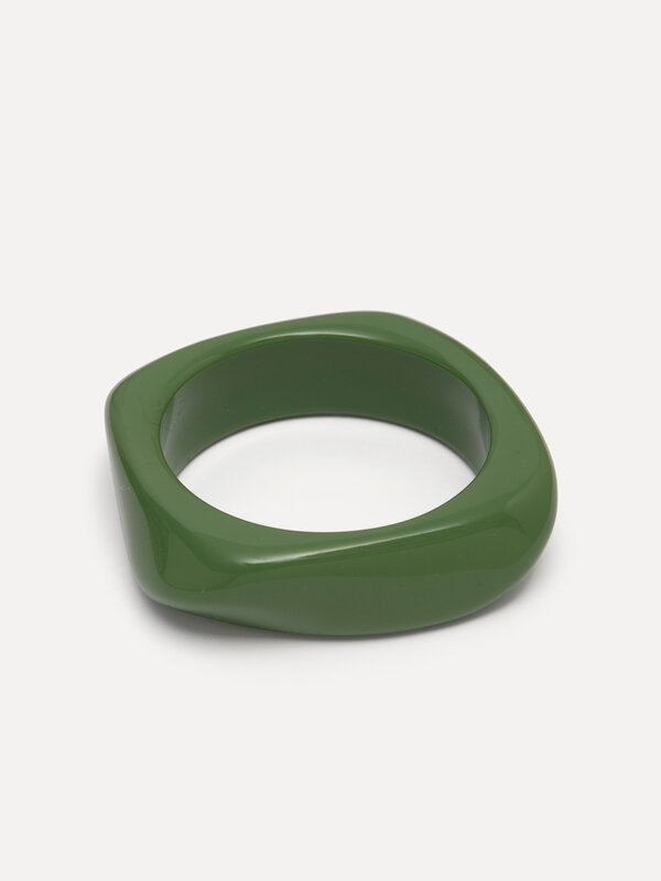 Les Soeurs Resin bangle armband rectangle 1. Fresh boldness - Deze groene resin armband in hoekige vorm straalt karakter ...