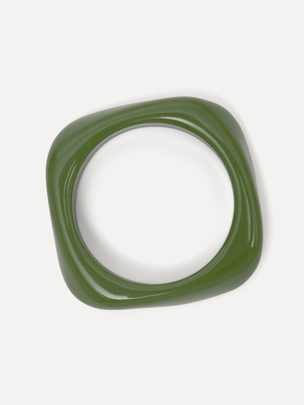 Les Soeurs Resin bangle armband rectangle 3. Fresh boldness - Deze groene resin armband in hoekige vorm straalt karakter ...