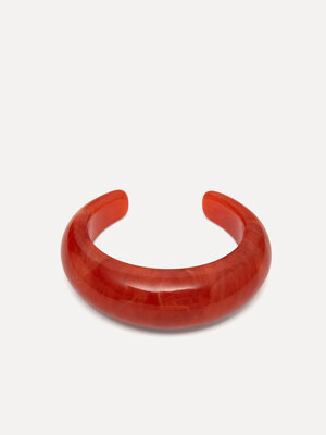 Resin bangle armband. Red statement - Deze ronde rode armband met open design geeft elke outfit instant flair. De warme k...