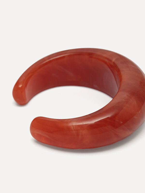 Les Soeurs Resin bangle bracelet ronde ouvert 2. Accent carmin - Ce bracelet rond en résine rouge avec ouverture illumine...