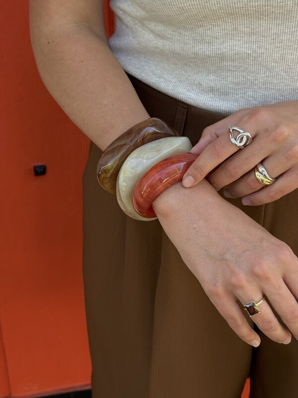 Les Soeurs Resin bangle armband rectangle 4. Soft sophistication - deze crèmekleurige resin armband straalt pure eleganti...