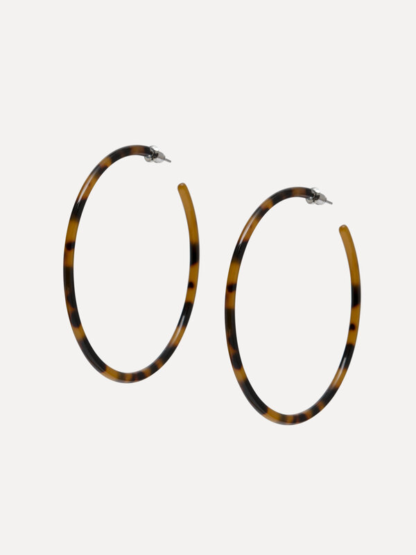 Les Soeurs Set de boucles d'oreilles Maya 1. Laissez-vous rayonner avec ces boucles d'oreilles, où l'allure classique et ...