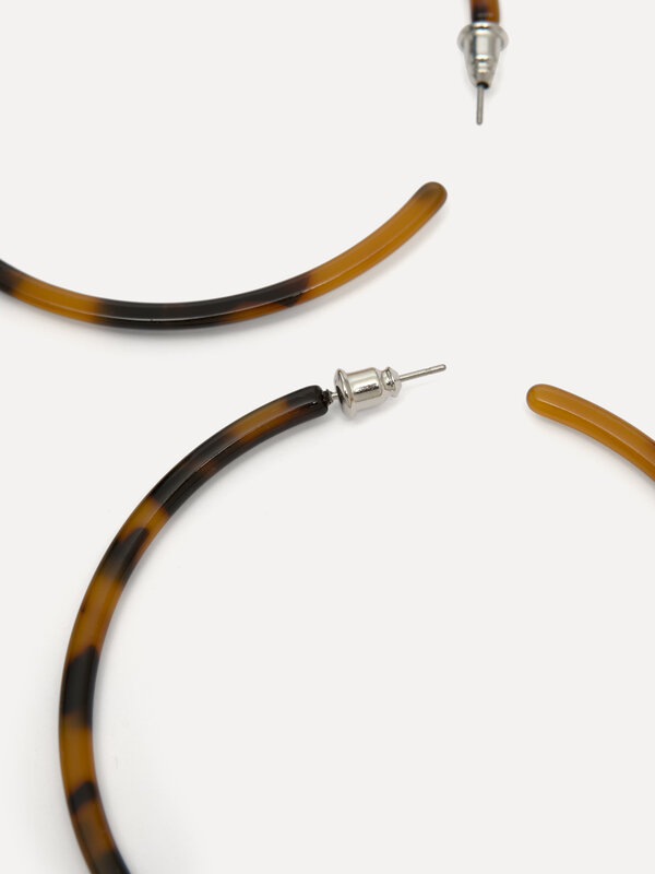 Les Soeurs Set de boucles d'oreilles Maya 2. Laissez-vous rayonner avec ces boucles d'oreilles, où l'allure classique et ...