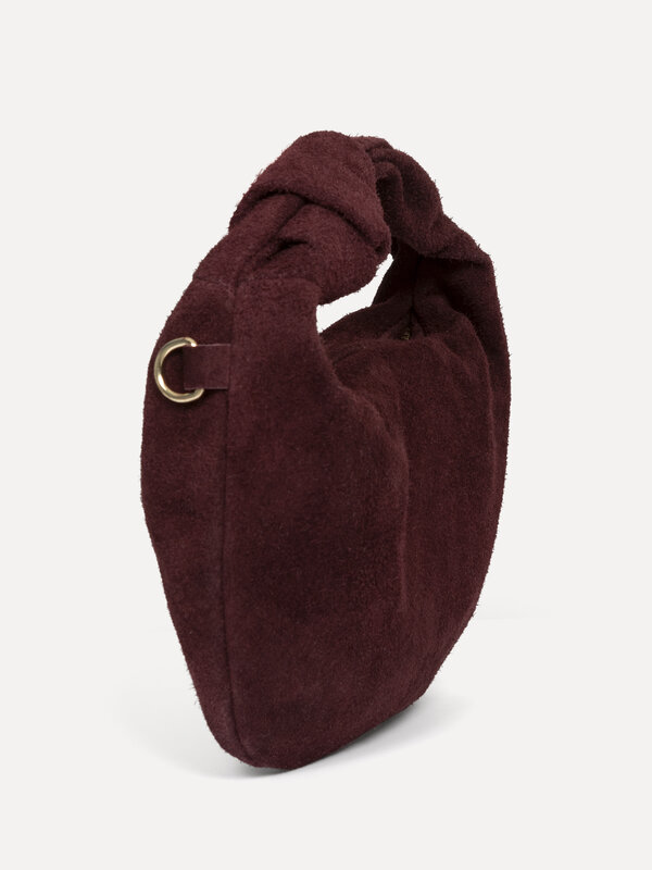 Le Marais Sac à main en daim Olivia 3. Burgundy bag crush! Ce sac en suède bordeaux est un indispensable pour votre colle...