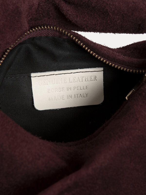 Le Marais Sac à main en daim Olivia 2. Burgundy bag crush! Ce sac en suède bordeaux est un indispensable pour votre colle...