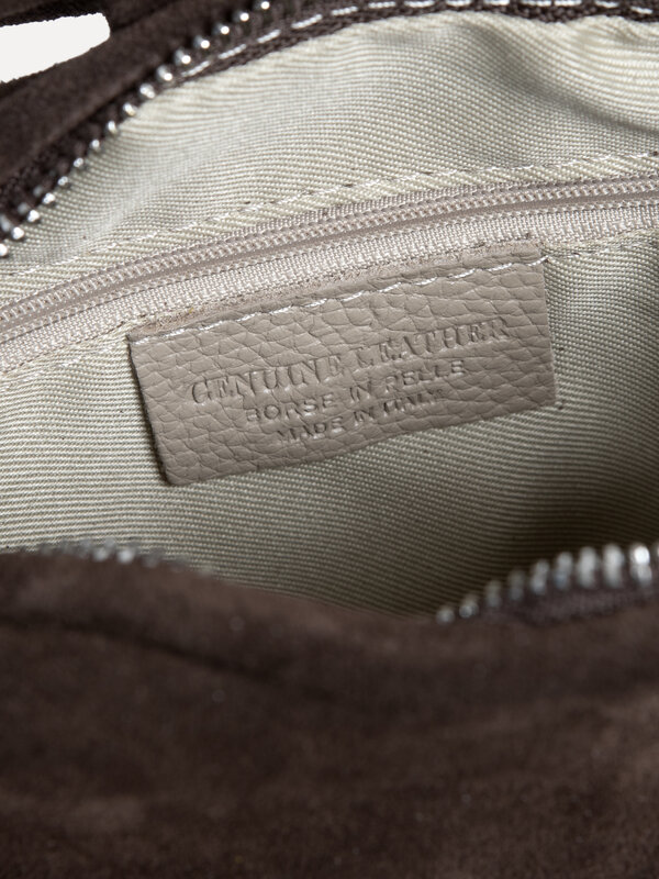 Le Marais Suède handtas Olivia 2. Simply timeless - Deze donkerbruine suède handtas straalt ingetogen elegantie uit. Het ...