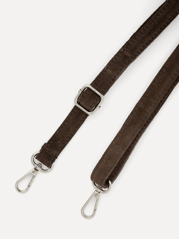 Le Marais Suède handtas Olivia 4. Simply timeless - Deze donkerbruine suède handtas straalt ingetogen elegantie uit. Het ...