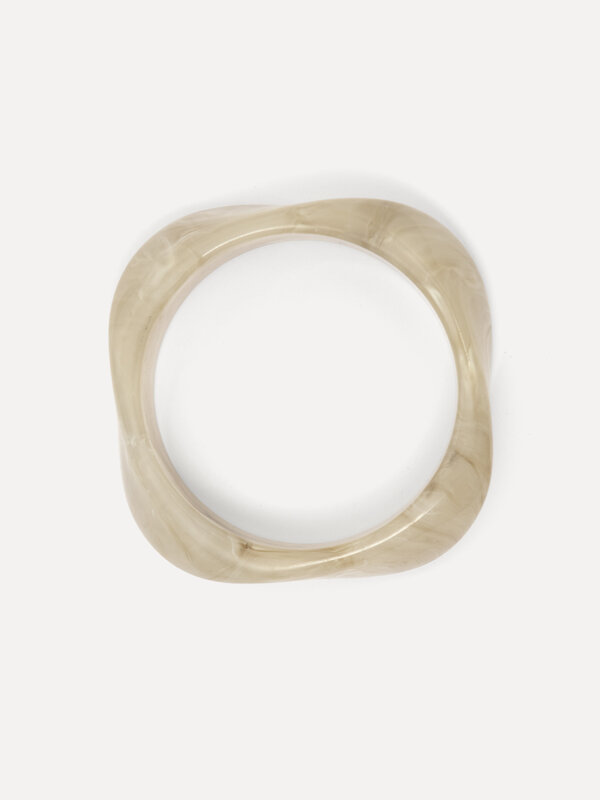 Les Soeurs Resin bangle armband rectangle 3. Soft sophistication - deze crèmekleurige resin armband straalt pure eleganti...