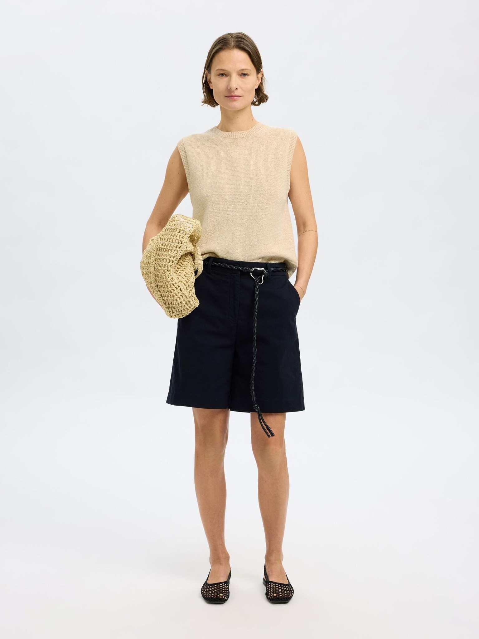 Selected Gilet tricoté Alma 2. Beige bliss - Ce gilet sans manches dans un ton beige chaud est un incontournable élégant....