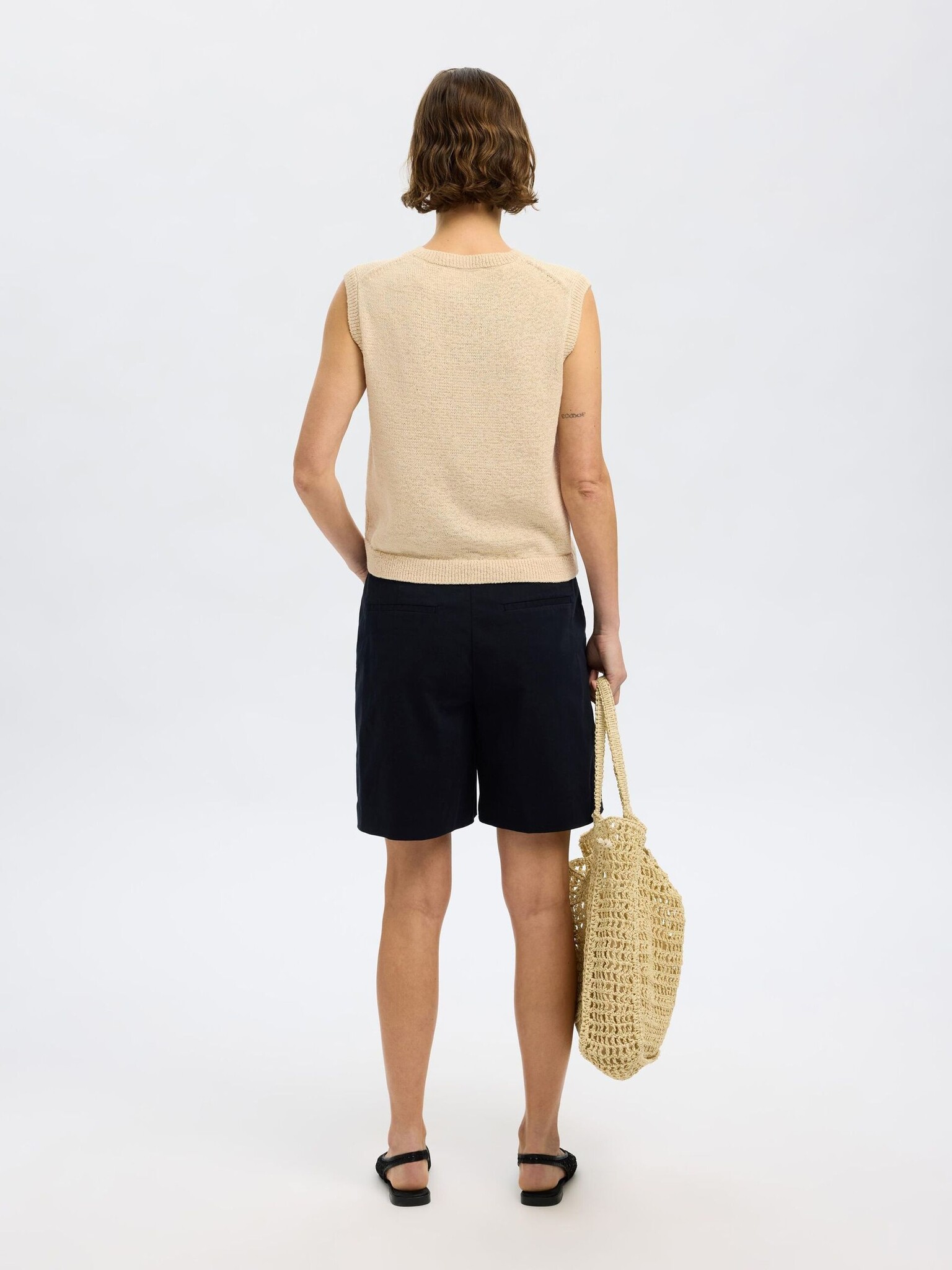 Selected Gilet tricoté Alma 4. Beige bliss - Ce gilet sans manches dans un ton beige chaud est un incontournable élégant....