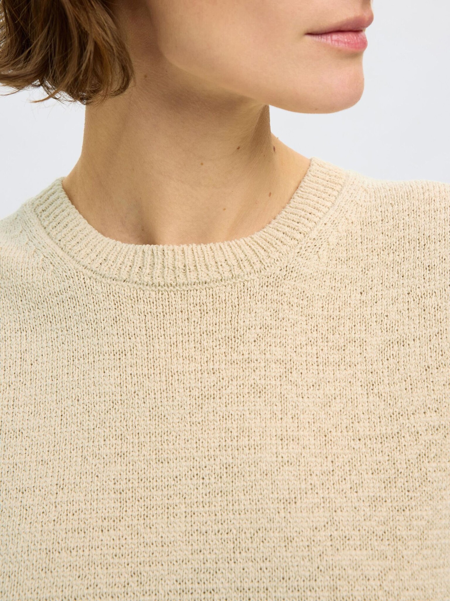 Selected Gilet tricoté Alma 5. Beige bliss - Ce gilet sans manches dans un ton beige chaud est un incontournable élégant....