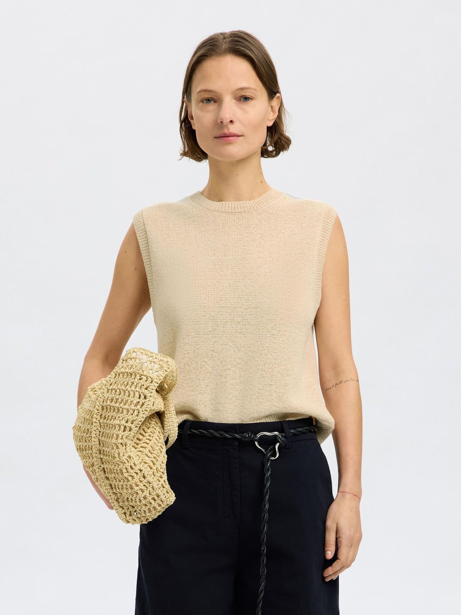 Selected Gilet tricoté Alma 3. Beige bliss - Ce gilet sans manches dans un ton beige chaud est un incontournable élégant....