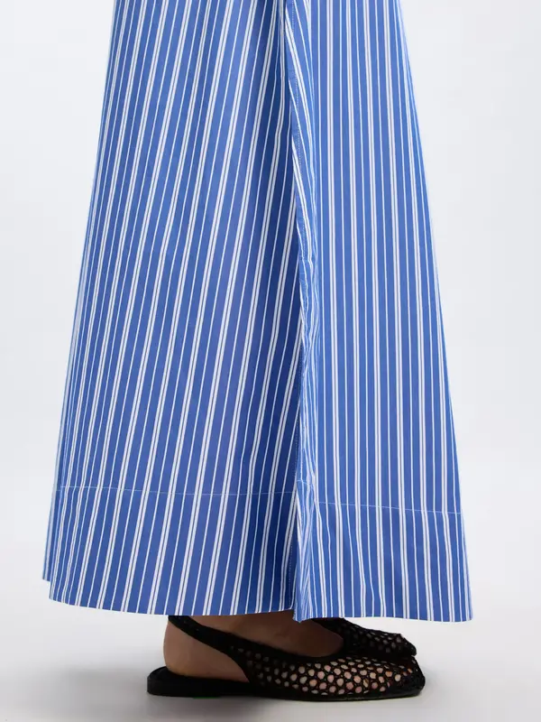 Selected Gestreepte maxirok Fia 5. Streepje voor dit seizoen - deze blauw-wit gestreepte rok in 100% katoen is jouw nieuw...