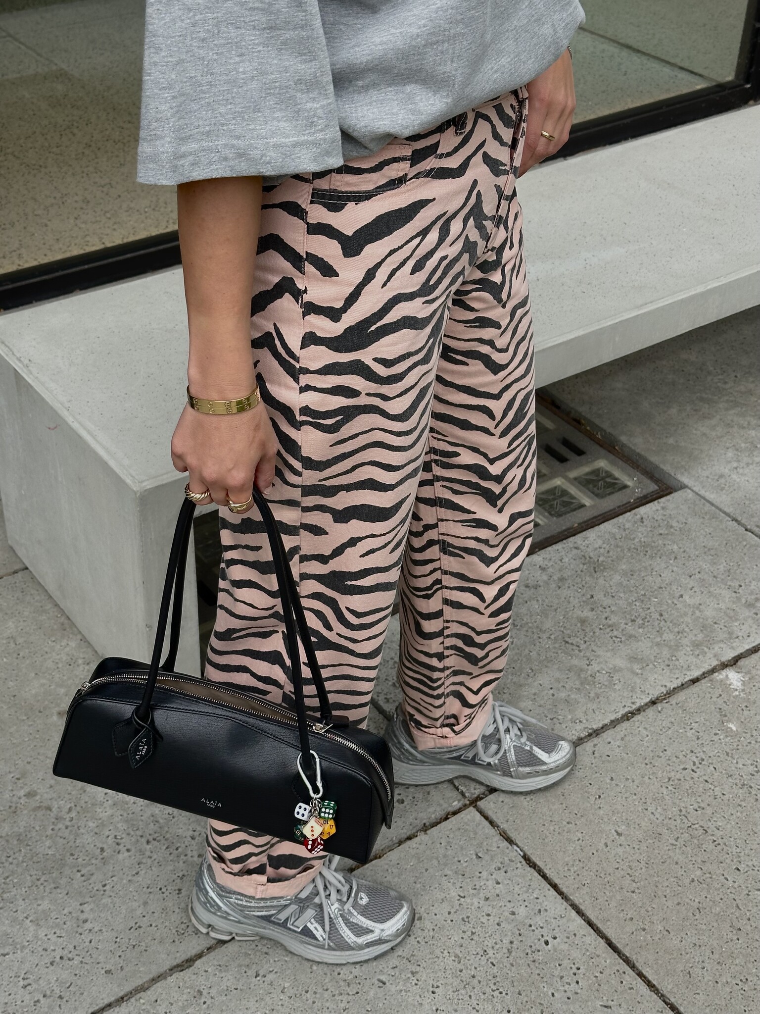 Sofie Schnoor Zebra jeans Tokyo 6. Jungle fever! Deze broek in nude-roze zebraprint transformeert basic outfits in memora...