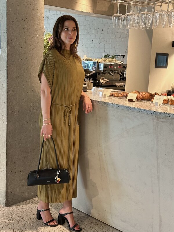 Edited Maxi dress Zanina 7. Effortlessly refined – this pleated dress in warm mustard is a true summer eye-catcher. The s...