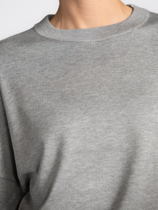 MBYM Gebreide trui Gillian Bravani 4. Grey days never looked this good. Deze licht oversized trui in tijdloos grijs is al...