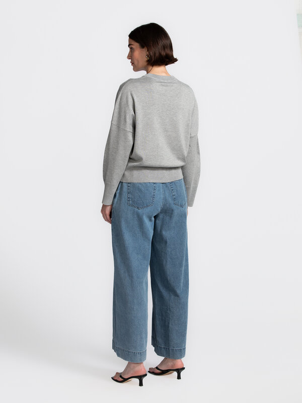 MBYM Gebreide trui Gillian Bravani 5. Grey days never looked this good. Deze licht oversized trui in tijdloos grijs is al...