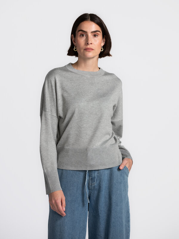 MBYM Gebreide trui Gillian Bravani 3. Grey days never looked this good. Deze licht oversized trui in tijdloos grijs is al...