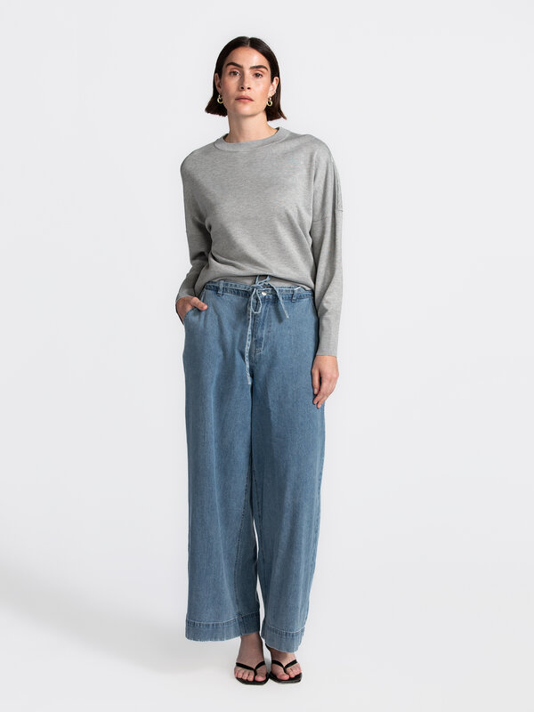 MBYM Knitted sweater Gillian Bravani 1. Grey days, done right. This slightly oversized knit in timeless grey is all about...
