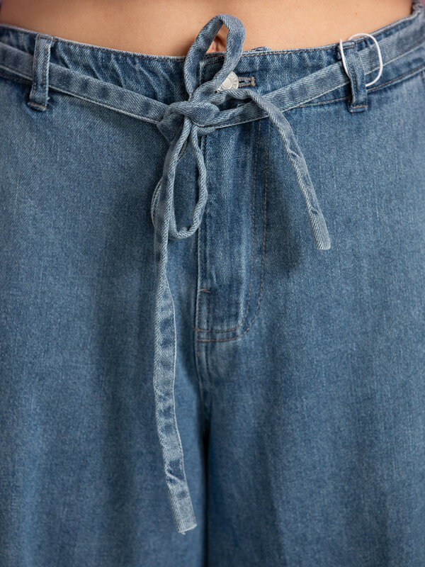 Les Soeurs Jeans met strik Maya 4. Easy breezy! Deze relaxte jeansbroek met strikdetail aan de taille zit niet alleen als...