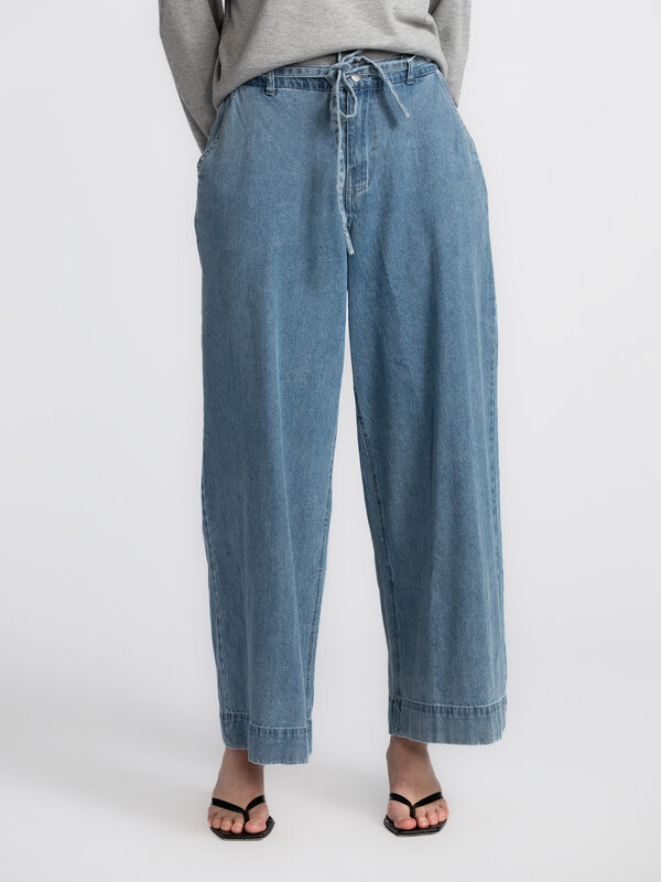 Les Soeurs Jeans met strik Maya 3. Easy breezy! Deze relaxte jeansbroek met strikdetail aan de taille zit niet alleen als...