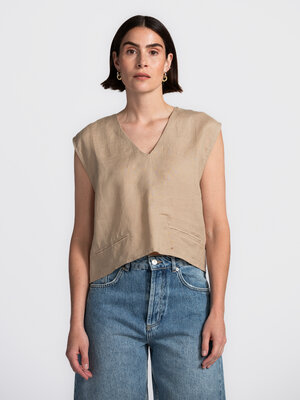 Top Inaya. Linen is made for summer – this sleeveless top in 100% linen feels light, breezy and effortlessly chic. The de...