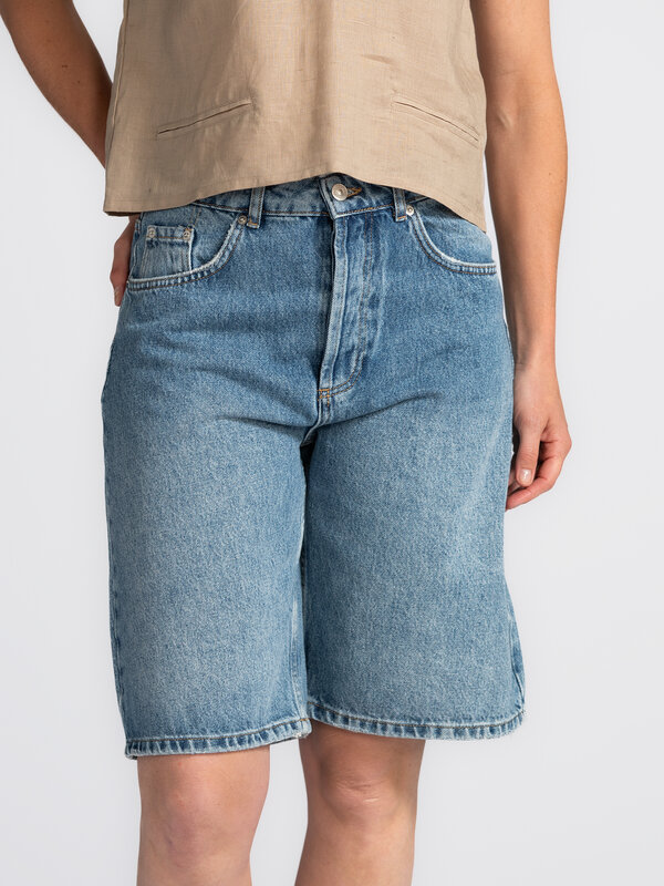 Les Soeurs Short bermuda en denim Robert 3. Retour aux années 90! Ce bermuda en denim vous permettra d'affronter les jour...