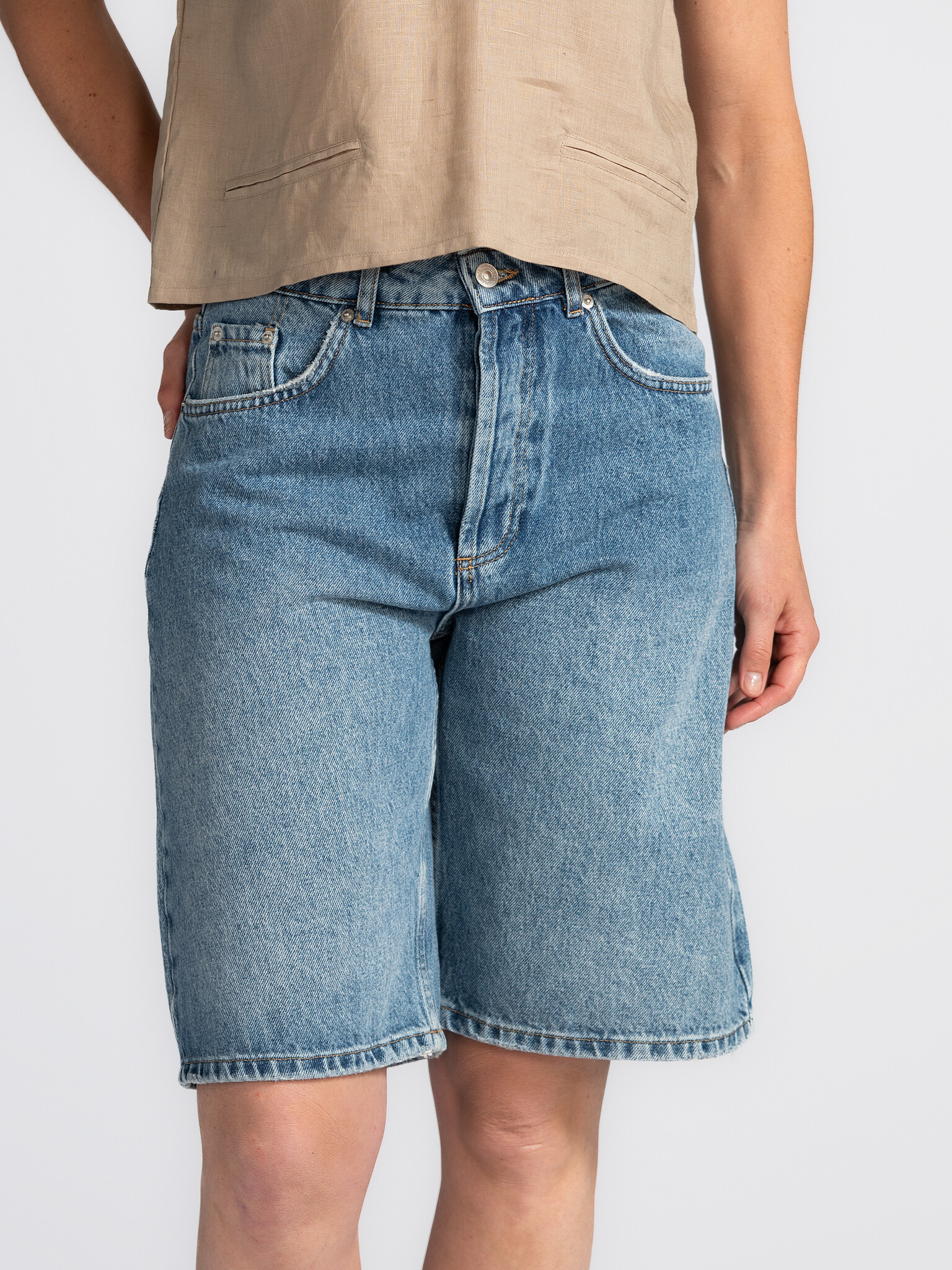 Les Soeurs Short bermuda en denim Robert 3. Retour aux années 90! Ce bermuda en denim vous permettra d'affronter les jour...