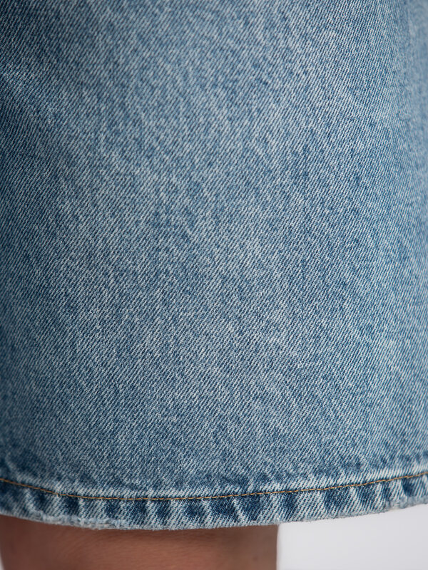 Les Soeurs Short bermuda en denim Robert 5. Retour aux années 90! Ce bermuda en denim vous permettra d'affronter les jour...