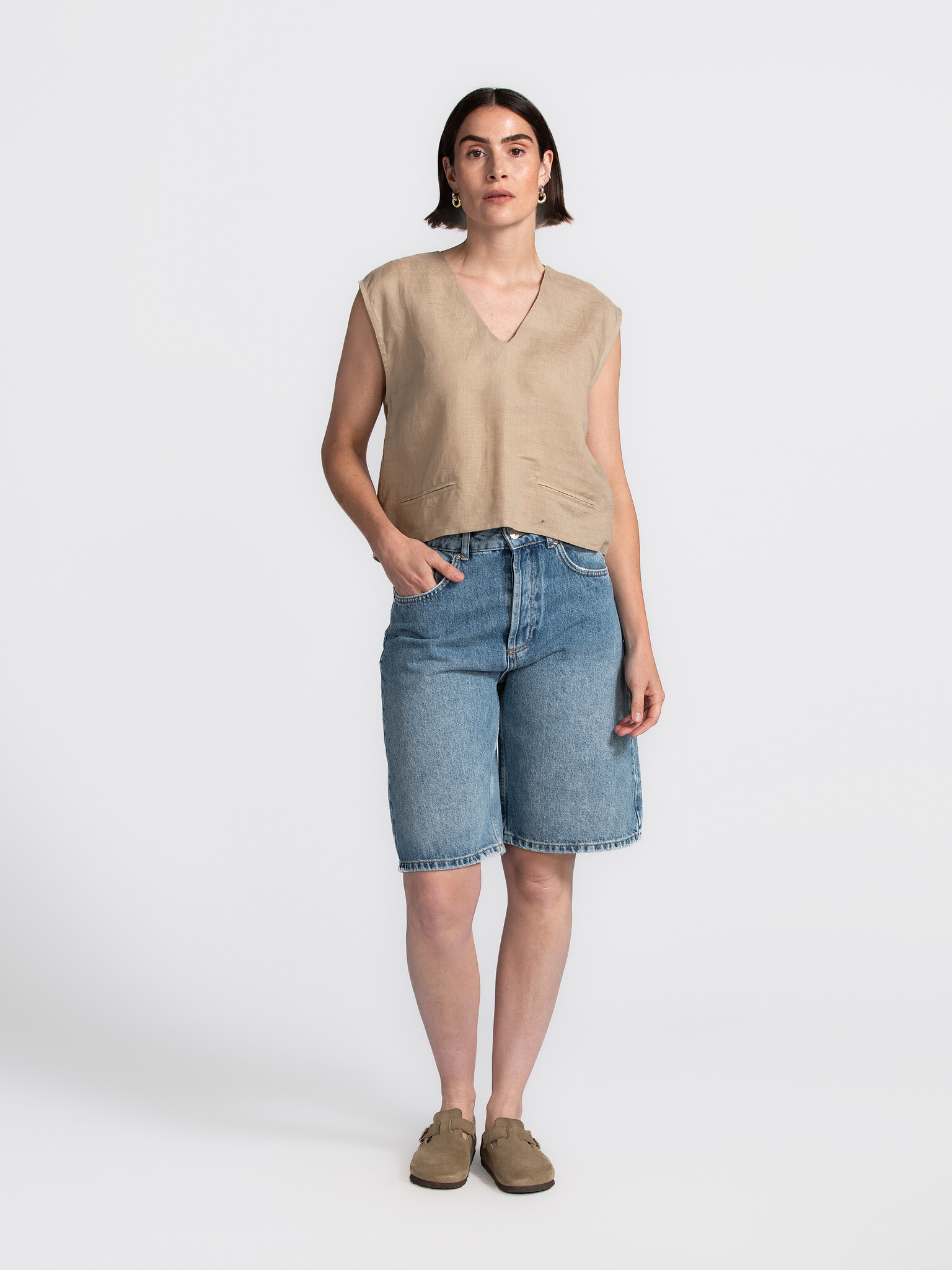 Les Soeurs Short bermuda en denim Robert 1. Retour aux années 90! Ce bermuda en denim vous permettra d'affronter les jour...