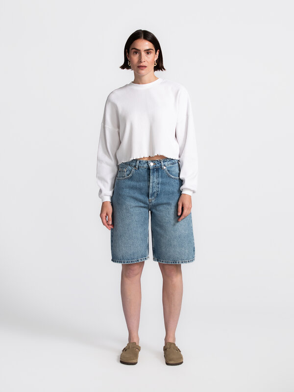 Les Soeurs Cropped Longsleeve Demi 3. Casual, but make it cute! This white sweatshirt has a cropped fit and wavy hem to a...
