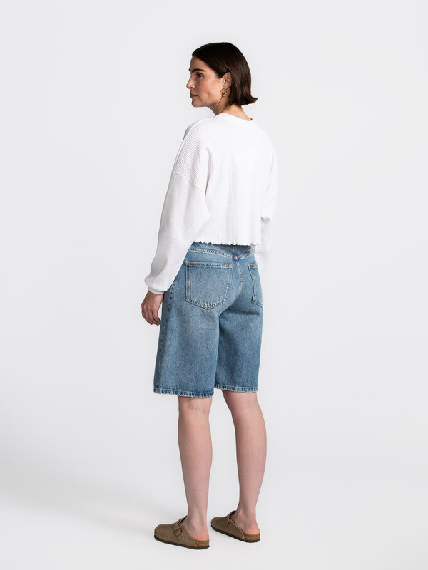 Les Soeurs Cropped Longsleeve Demi 5. Casual, but make it cute! This white sweatshirt has a cropped fit and wavy hem to a...