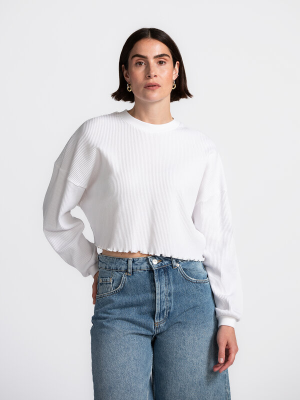 Les Soeurs Cropped Longsleeve Demi 1. Casual, but make it cute! This white sweatshirt has a cropped fit and wavy hem to a...