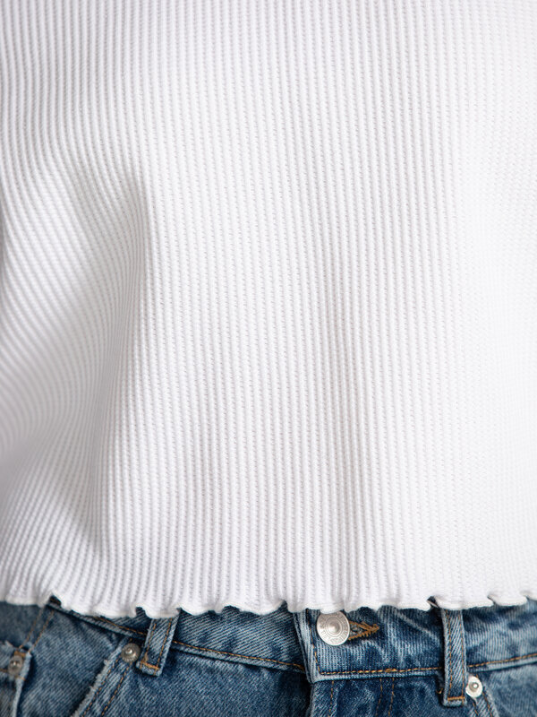 Les Soeurs Cropped Longsleeve Demi 6. Casual, but make it cute! This white sweatshirt has a cropped fit and wavy hem to a...
