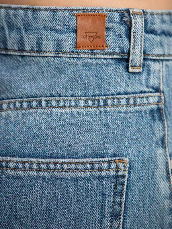 Les Soeurs Short bermuda en denim Robert 6. Retour aux années 90! Ce bermuda en denim vous permettra d'affronter les jour...