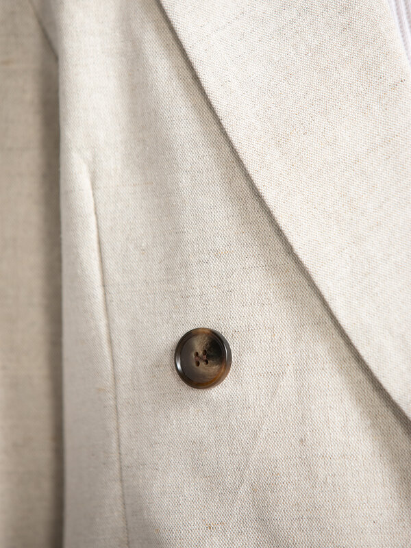 Selected Short blazer Venja 6. Cropped but classy – This beige cropped blazer exudes timeless elegance. Style it with tai...