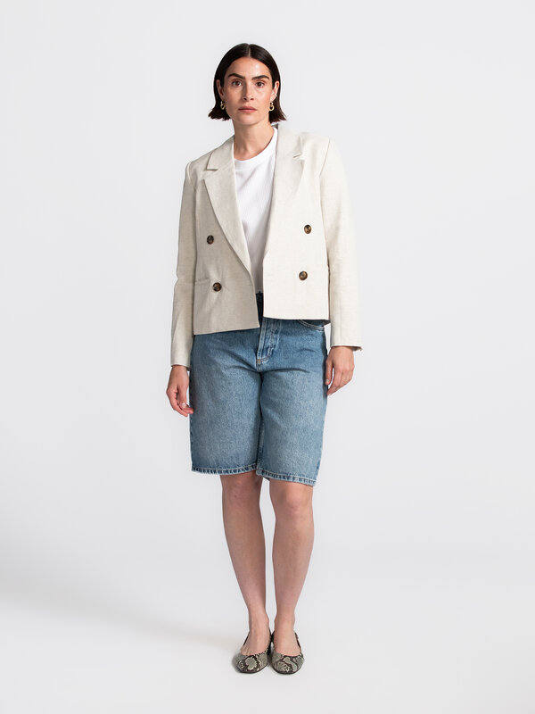Selected Short blazer Venja 1. Cropped but classy – This beige cropped blazer exudes timeless elegance. Style it with tai...