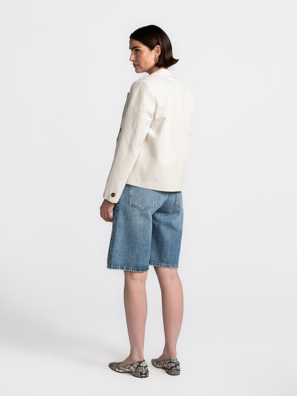 Selected Short blazer Venja 4. Cropped but classy – This beige cropped blazer exudes timeless elegance. Style it with tai...