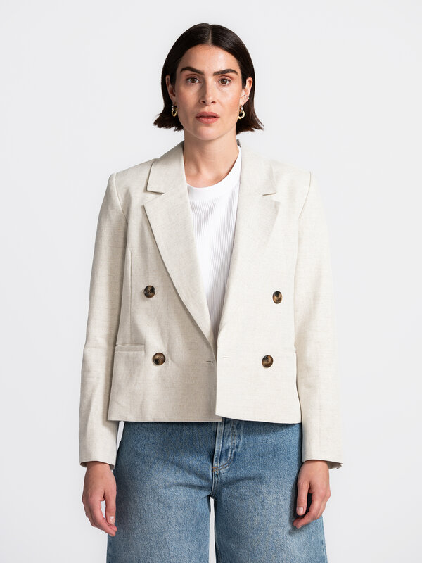 Selected Short blazer Venja 3. Cropped but classy – This beige cropped blazer exudes timeless elegance. Style it with tai...