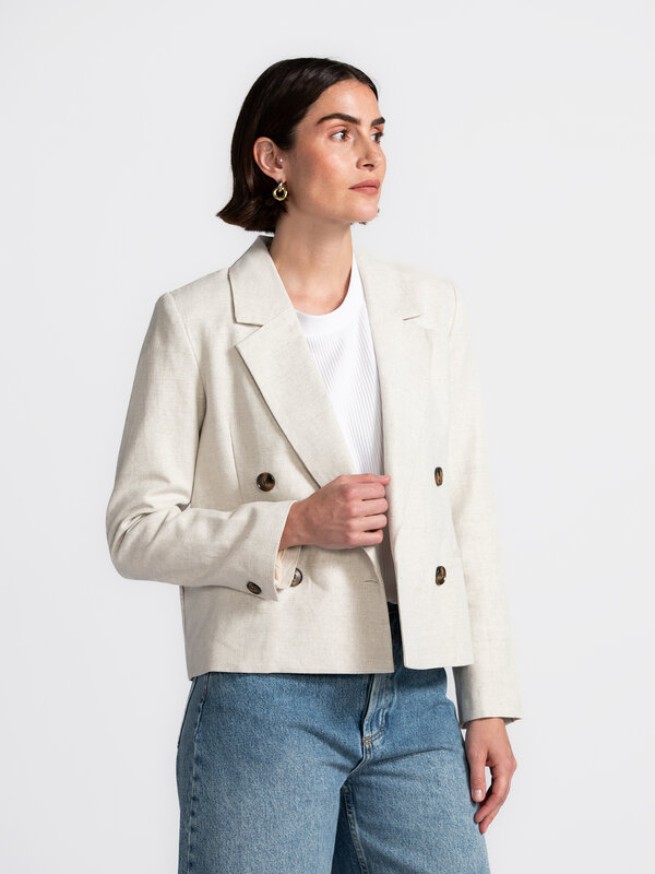 Selected Short blazer Venja 5. Cropped but classy – This beige cropped blazer exudes timeless elegance. Style it with tai...