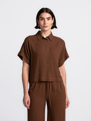 Hemd Viva. Deze donkerbruine blouse in een luchtige linnenmix is een ode aan effortless chic. De losse pasvorm en korte m...