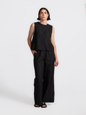 Broek Asaka. Cool en classy – deze zwarte broek in linnenlook is een tijdloos zomerstuk. De losvallende snit geeft een no...